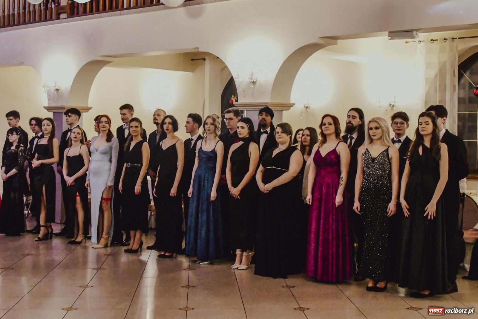 Zdjęcie w galerii na portalu naszraciborz.pl: Maturzyści I LO i Liceum Sztuk Plastycznych zatańczyli poloneza w Rogowie [FOTO i WIDEO] wiadomości z regionu