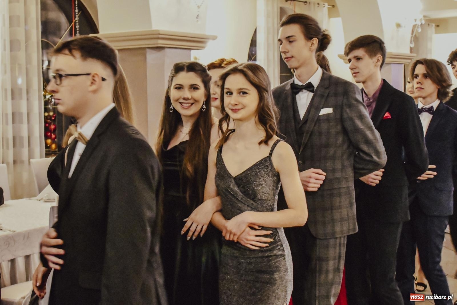 Zdjęcie w galerii na portalu naszraciborz.pl: Maturzyści I LO i Liceum Sztuk Plastycznych zatańczyli poloneza w Rogowie [FOTO i WIDEO] wiadomości z regionu