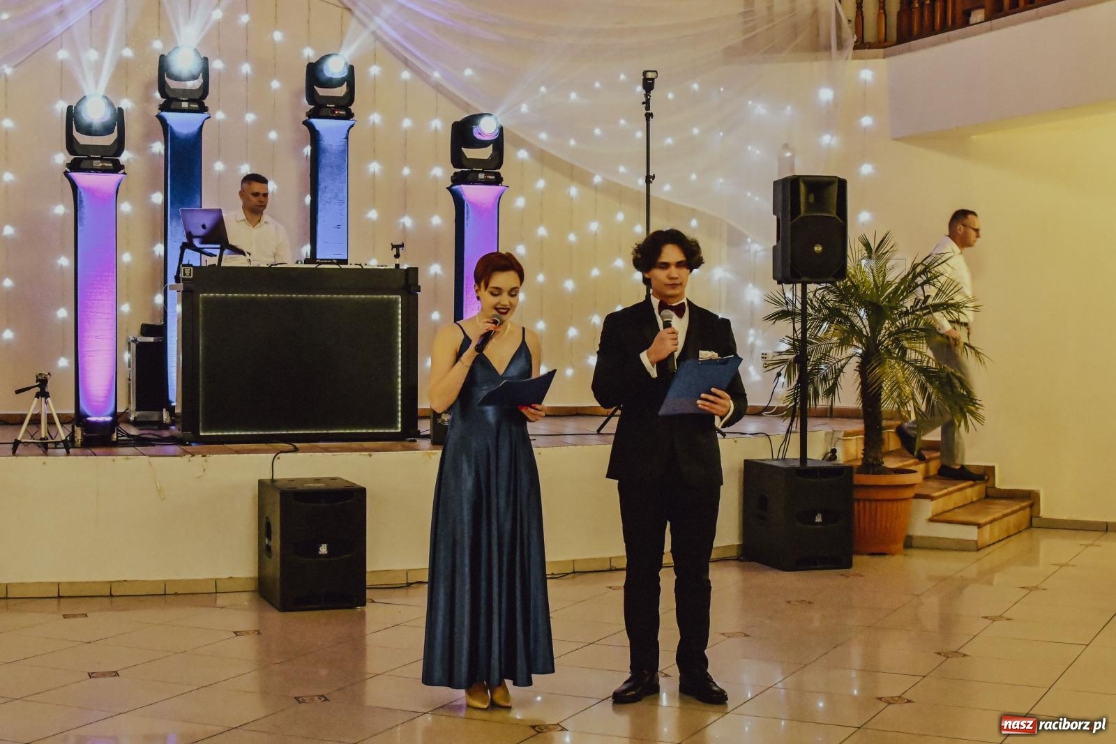 Zdjęcie w galerii na portalu naszraciborz.pl: Maturzyści I LO i Liceum Sztuk Plastycznych zatańczyli poloneza w Rogowie [FOTO i WIDEO] wiadomości z regionu