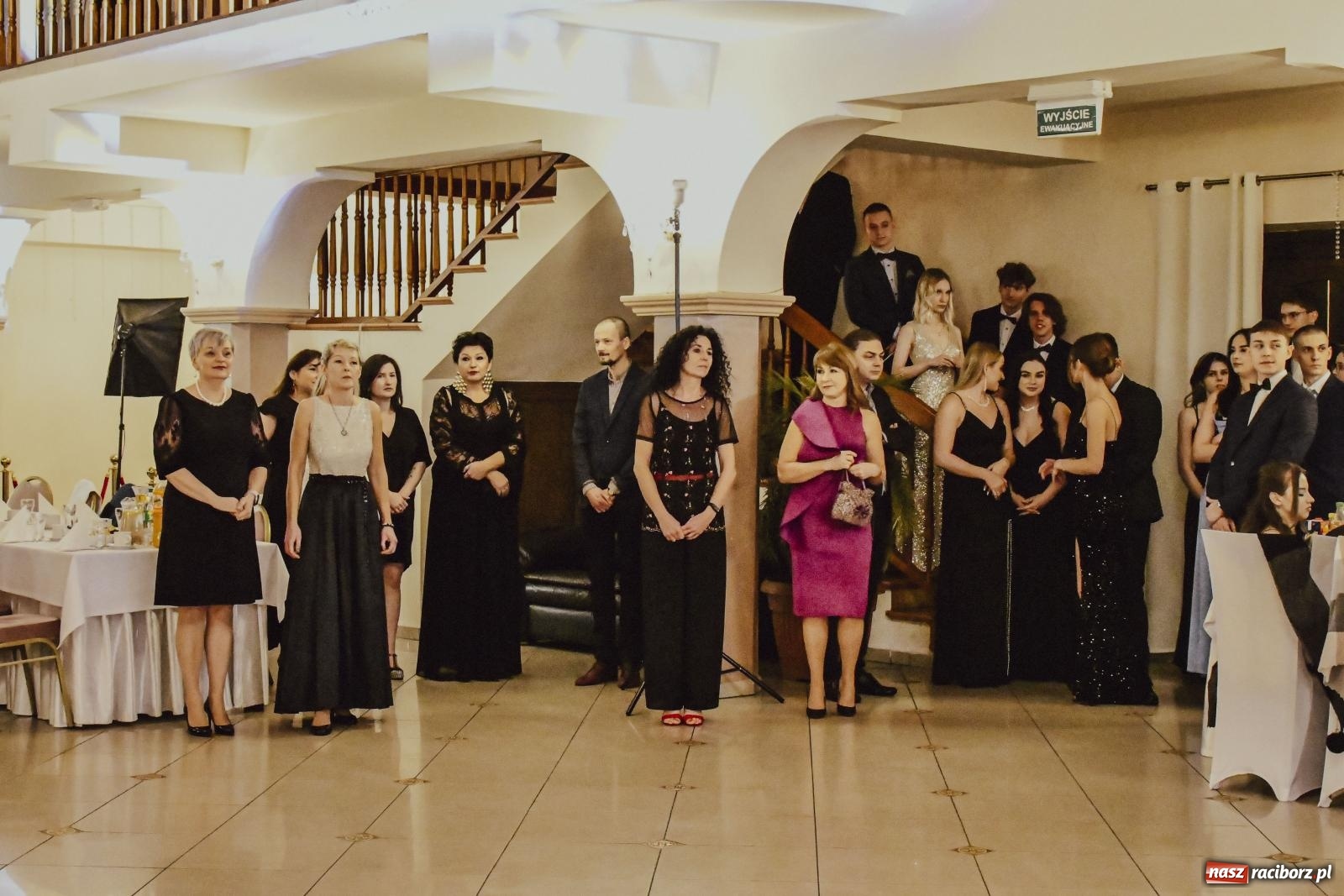 Zdjęcie w galerii na portalu naszraciborz.pl: Maturzyści I LO i Liceum Sztuk Plastycznych zatańczyli poloneza w Rogowie [FOTO i WIDEO] wiadomości z regionu