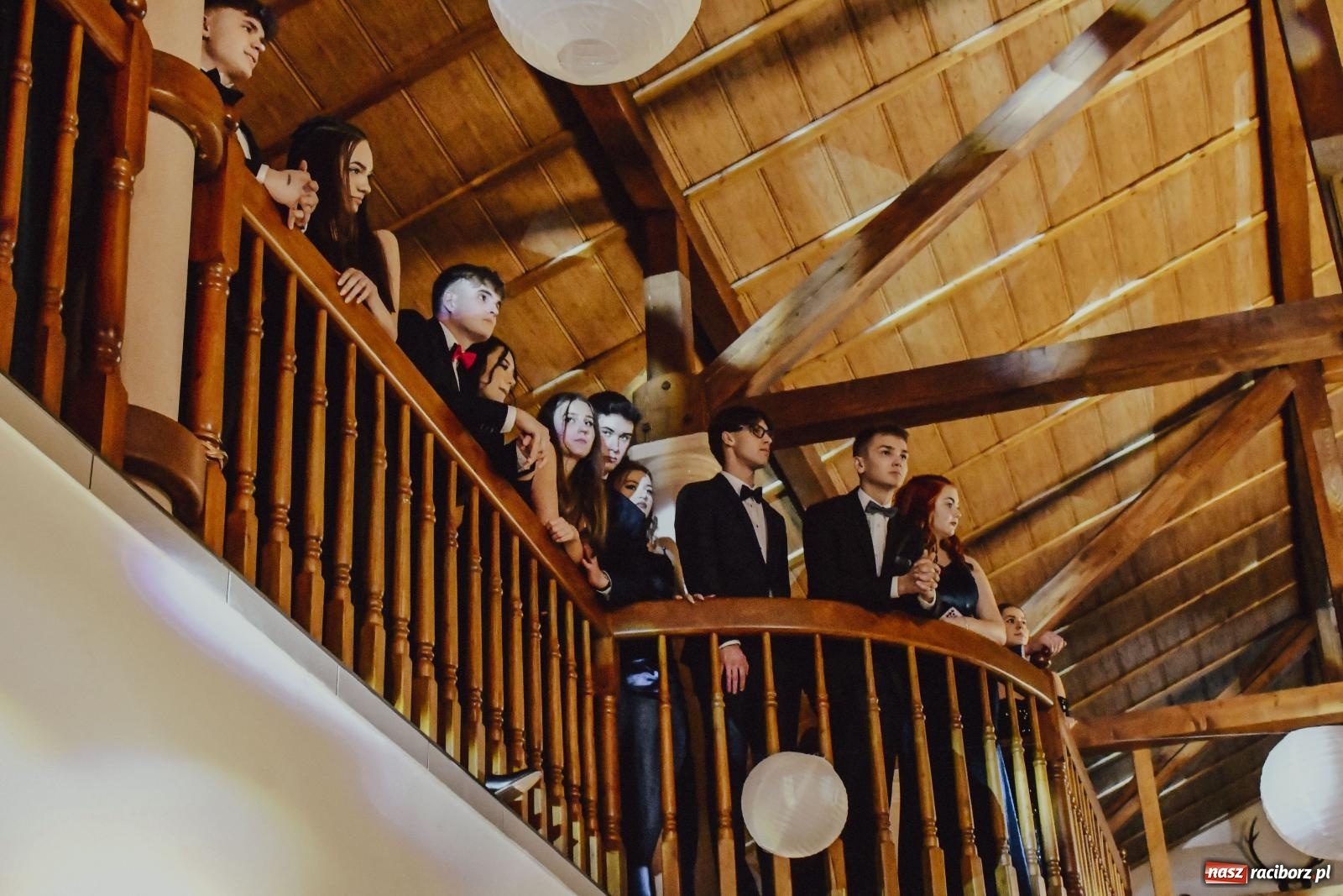 Zdjęcie w galerii na portalu naszraciborz.pl: Maturzyści I LO i Liceum Sztuk Plastycznych zatańczyli poloneza w Rogowie [FOTO i WIDEO] wiadomości z regionu