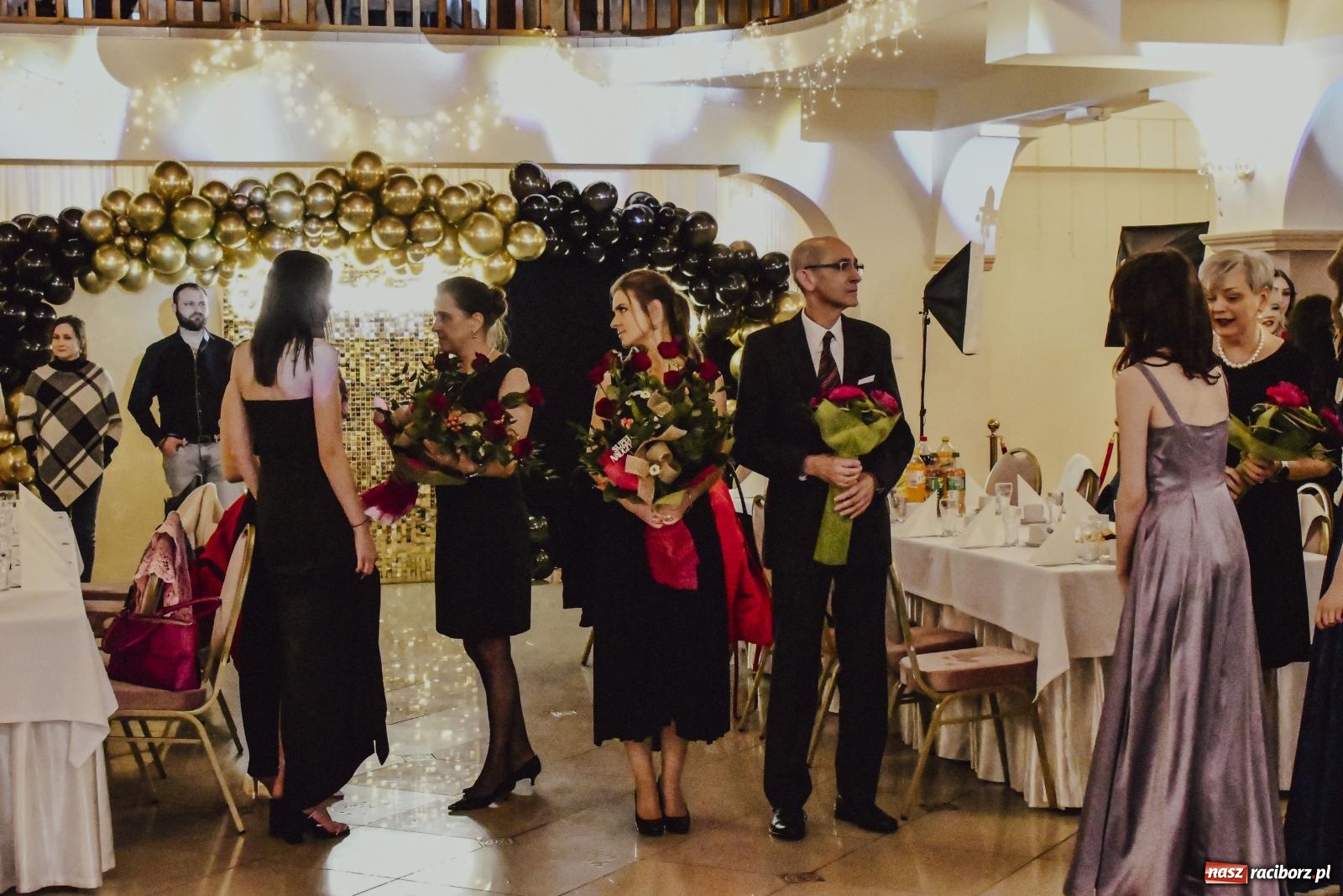 Zdjęcie w galerii na portalu naszraciborz.pl: Maturzyści I LO i Liceum Sztuk Plastycznych zatańczyli poloneza w Rogowie [FOTO i WIDEO] wiadomości z regionu