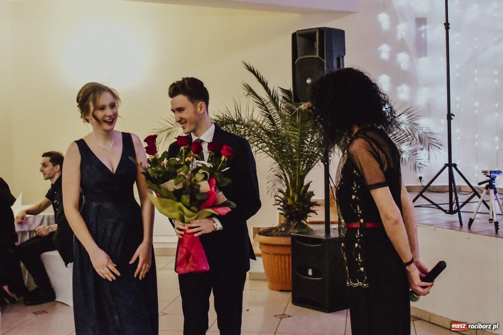 Zdjęcie w galerii na portalu naszraciborz.pl: Maturzyści I LO i Liceum Sztuk Plastycznych zatańczyli poloneza w Rogowie [FOTO i WIDEO] wiadomości z regionu