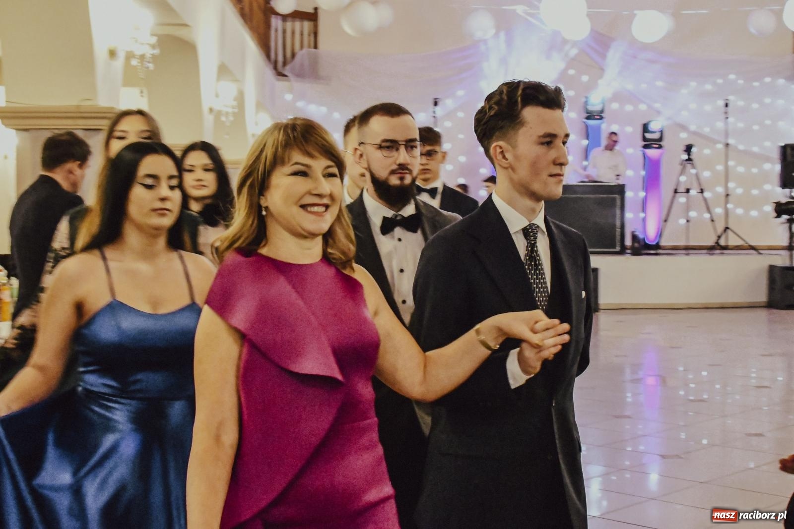 Zdjęcie w galerii na portalu naszraciborz.pl: Maturzyści I LO i Liceum Sztuk Plastycznych zatańczyli poloneza w Rogowie [FOTO i WIDEO] wiadomości z regionu