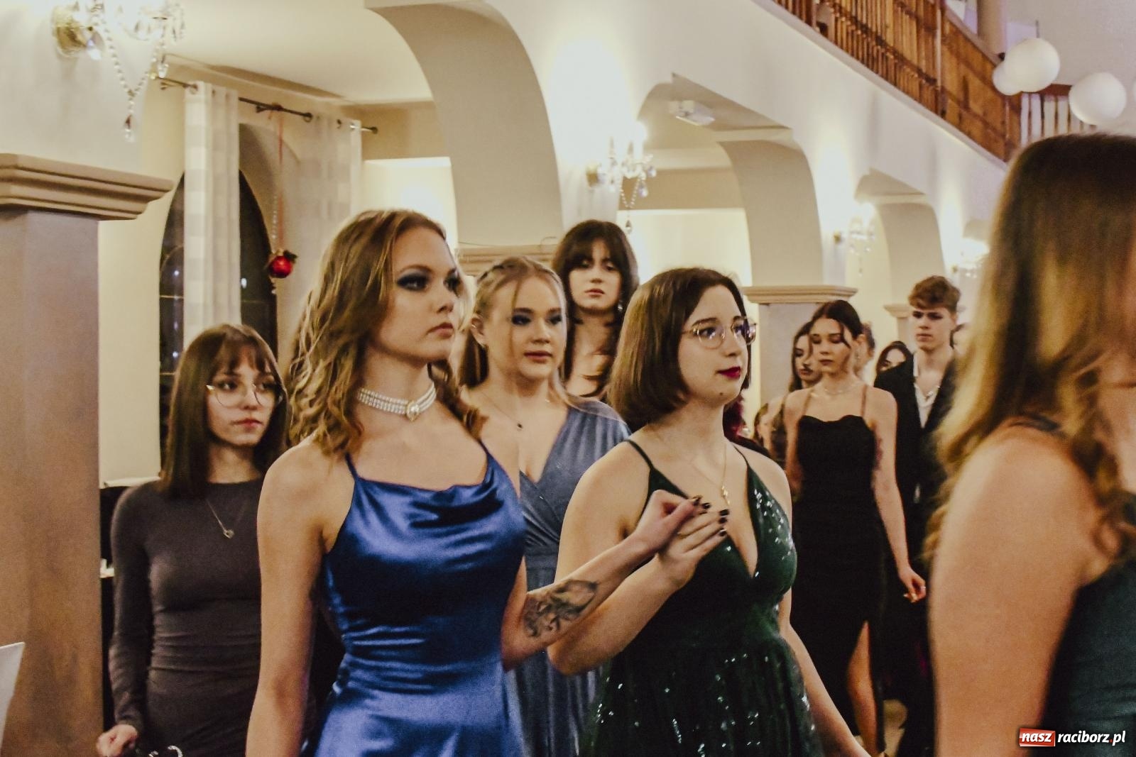 Zdjęcie w galerii na portalu naszraciborz.pl: Maturzyści I LO i Liceum Sztuk Plastycznych zatańczyli poloneza w Rogowie [FOTO i WIDEO] wiadomości z regionu