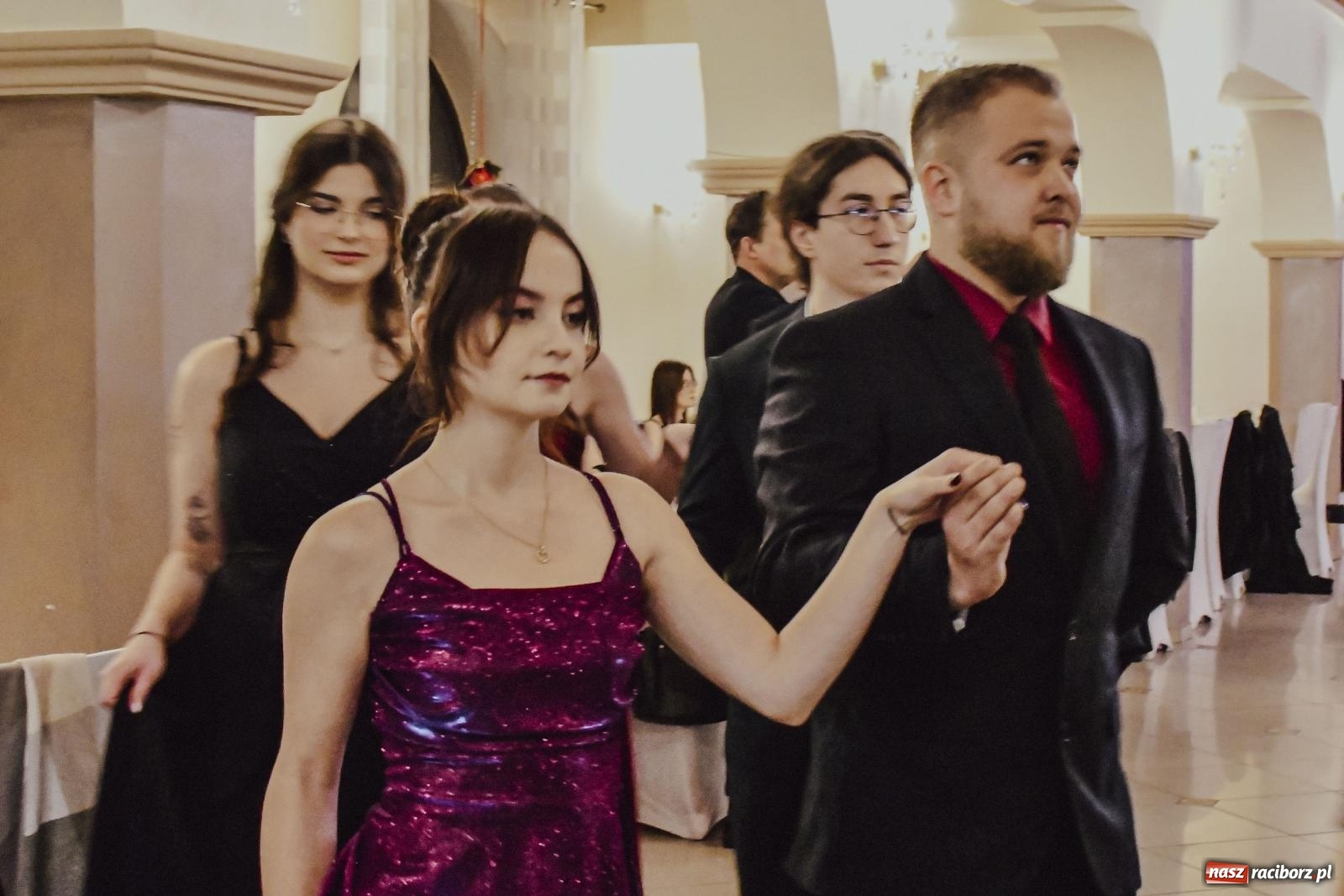 Zdjęcie w galerii na portalu naszraciborz.pl: Maturzyści I LO i Liceum Sztuk Plastycznych zatańczyli poloneza w Rogowie [FOTO i WIDEO] wiadomości z regionu