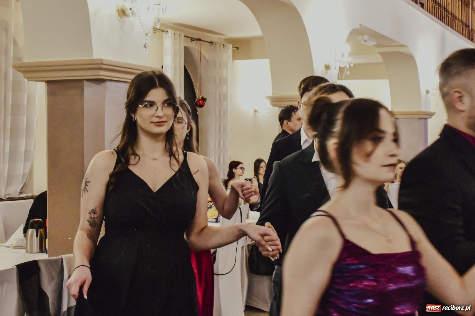 Zdjęcie w galerii na portalu naszraciborz.pl: Maturzyści I LO i Liceum Sztuk Plastycznych zatańczyli poloneza w Rogowie [FOTO i WIDEO] wiadomości z regionu