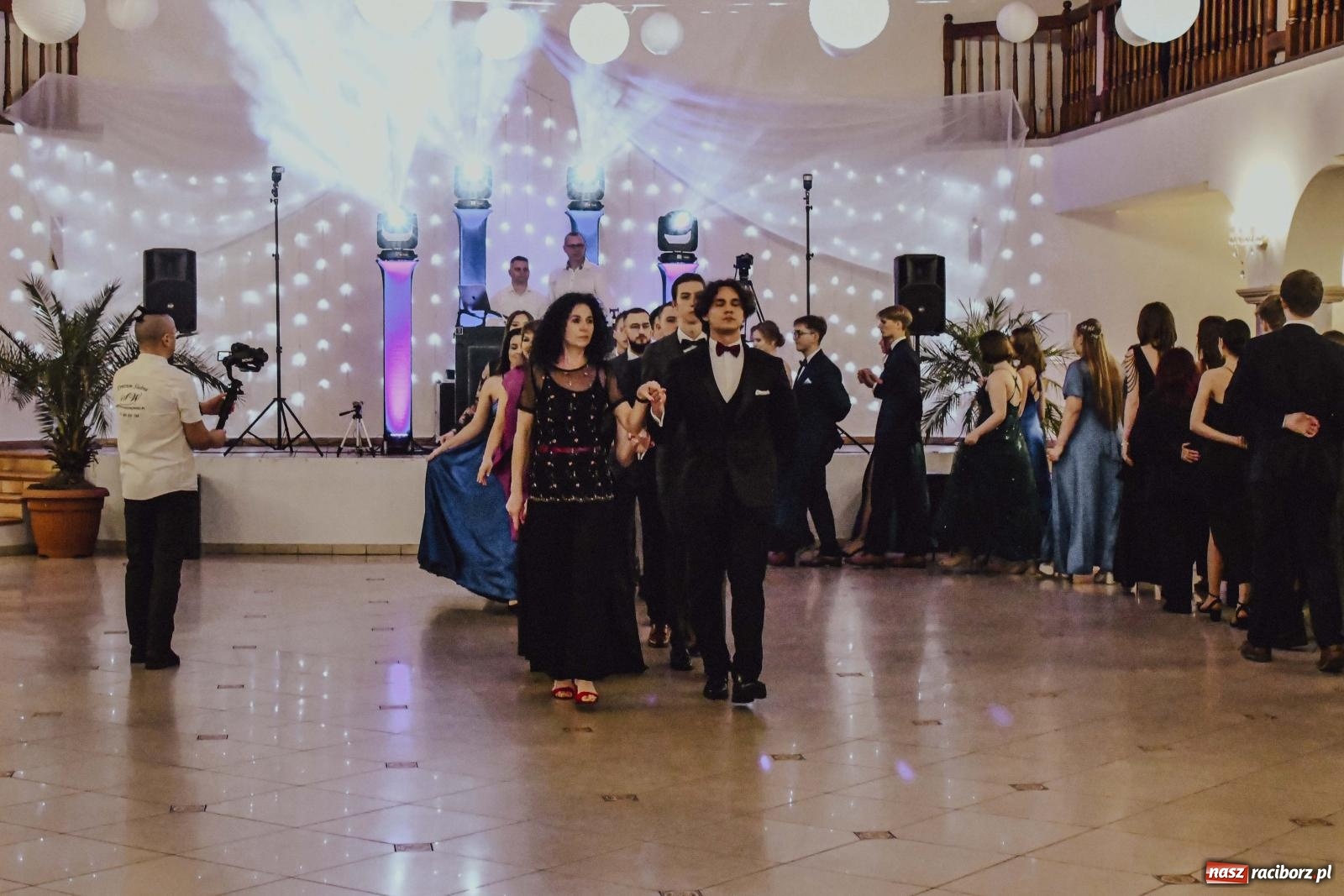 Zdjęcie w galerii na portalu naszraciborz.pl: Maturzyści I LO i Liceum Sztuk Plastycznych zatańczyli poloneza w Rogowie [FOTO i WIDEO] wiadomości z regionu