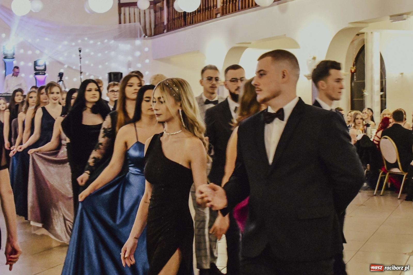 Zdjęcie w galerii na portalu naszraciborz.pl: Maturzyści I LO i Liceum Sztuk Plastycznych zatańczyli poloneza w Rogowie [FOTO i WIDEO] wiadomości z regionu