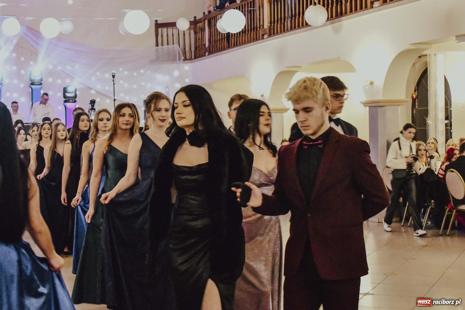 Zdjęcie w galerii na portalu naszraciborz.pl: Maturzyści I LO i Liceum Sztuk Plastycznych zatańczyli poloneza w Rogowie [FOTO i WIDEO] wiadomości z regionu