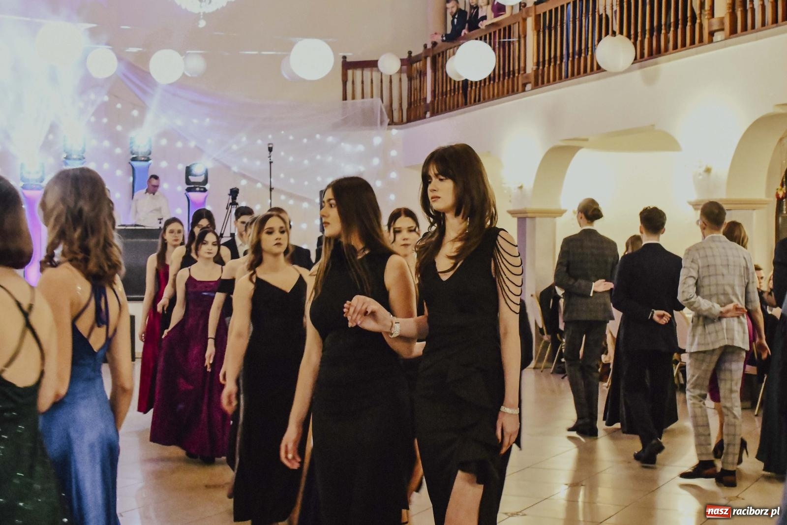 Zdjęcie w galerii na portalu naszraciborz.pl: Maturzyści I LO i Liceum Sztuk Plastycznych zatańczyli poloneza w Rogowie [FOTO i WIDEO] wiadomości z regionu