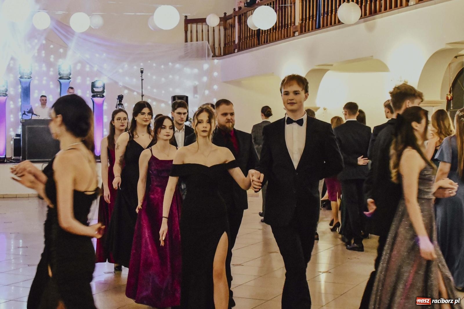 Zdjęcie w galerii na portalu naszraciborz.pl: Maturzyści I LO i Liceum Sztuk Plastycznych zatańczyli poloneza w Rogowie [FOTO i WIDEO] wiadomości z regionu