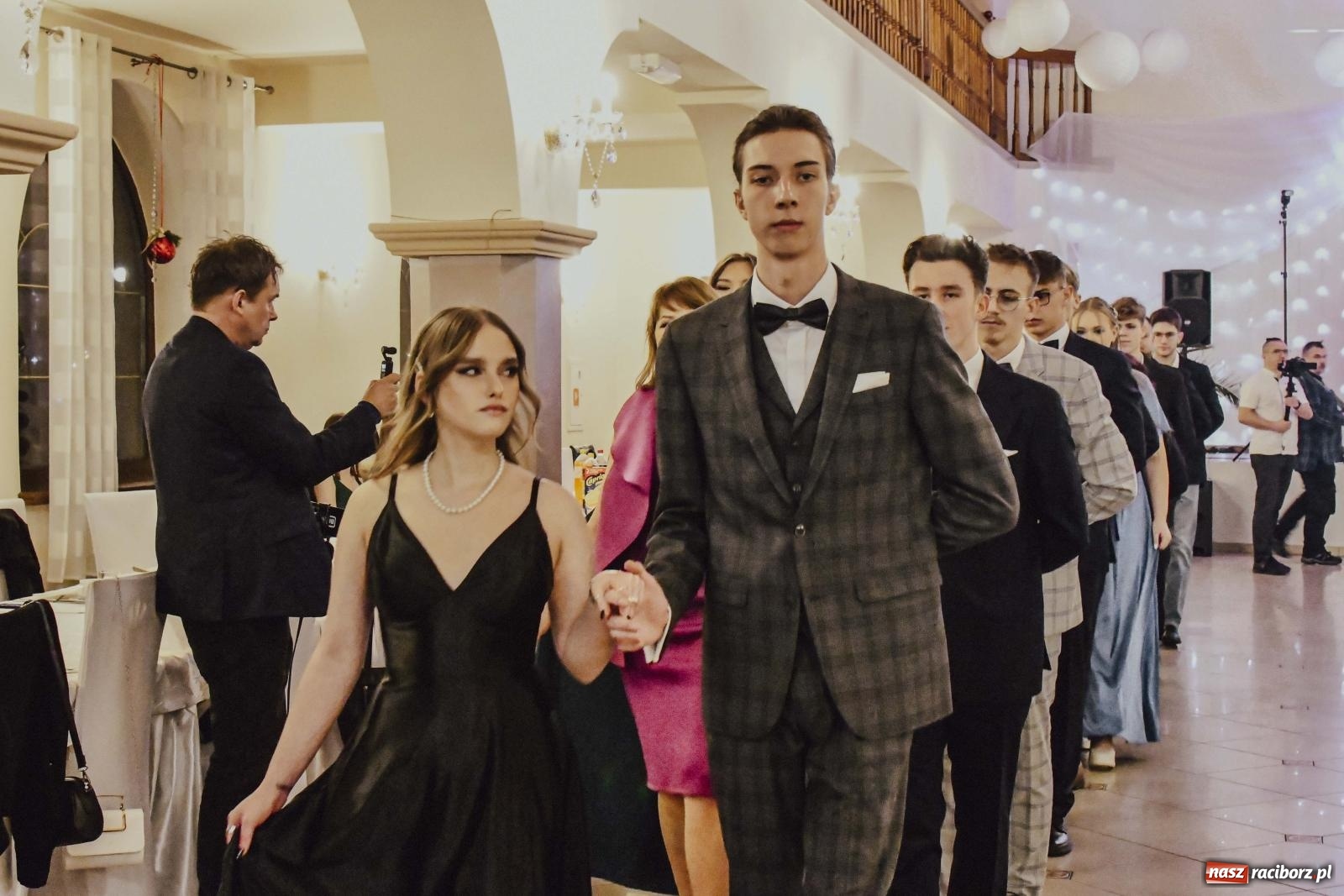 Zdjęcie w galerii na portalu naszraciborz.pl: Maturzyści I LO i Liceum Sztuk Plastycznych zatańczyli poloneza w Rogowie [FOTO i WIDEO] wiadomości z regionu