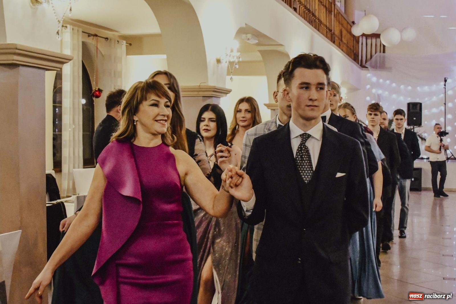 Zdjęcie w galerii na portalu naszraciborz.pl: Maturzyści I LO i Liceum Sztuk Plastycznych zatańczyli poloneza w Rogowie [FOTO i WIDEO] wiadomości z regionu