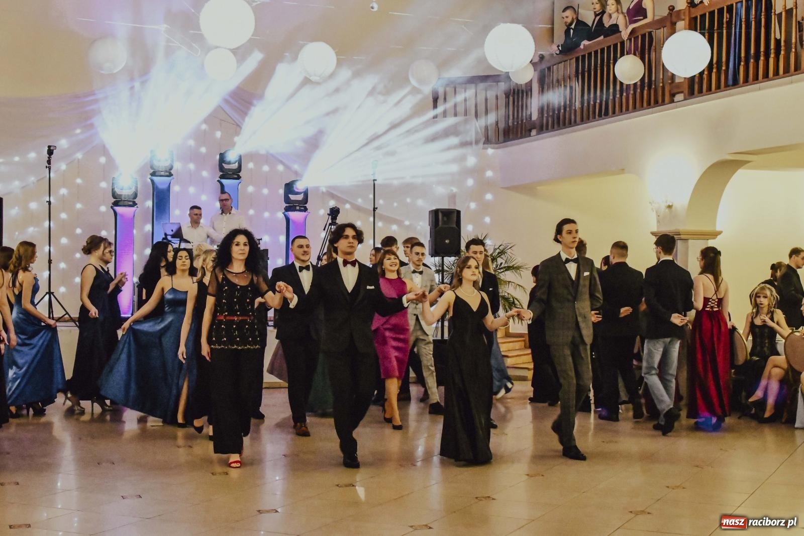 Zdjęcie w galerii na portalu naszraciborz.pl: Maturzyści I LO i Liceum Sztuk Plastycznych zatańczyli poloneza w Rogowie [FOTO i WIDEO] wiadomości z regionu