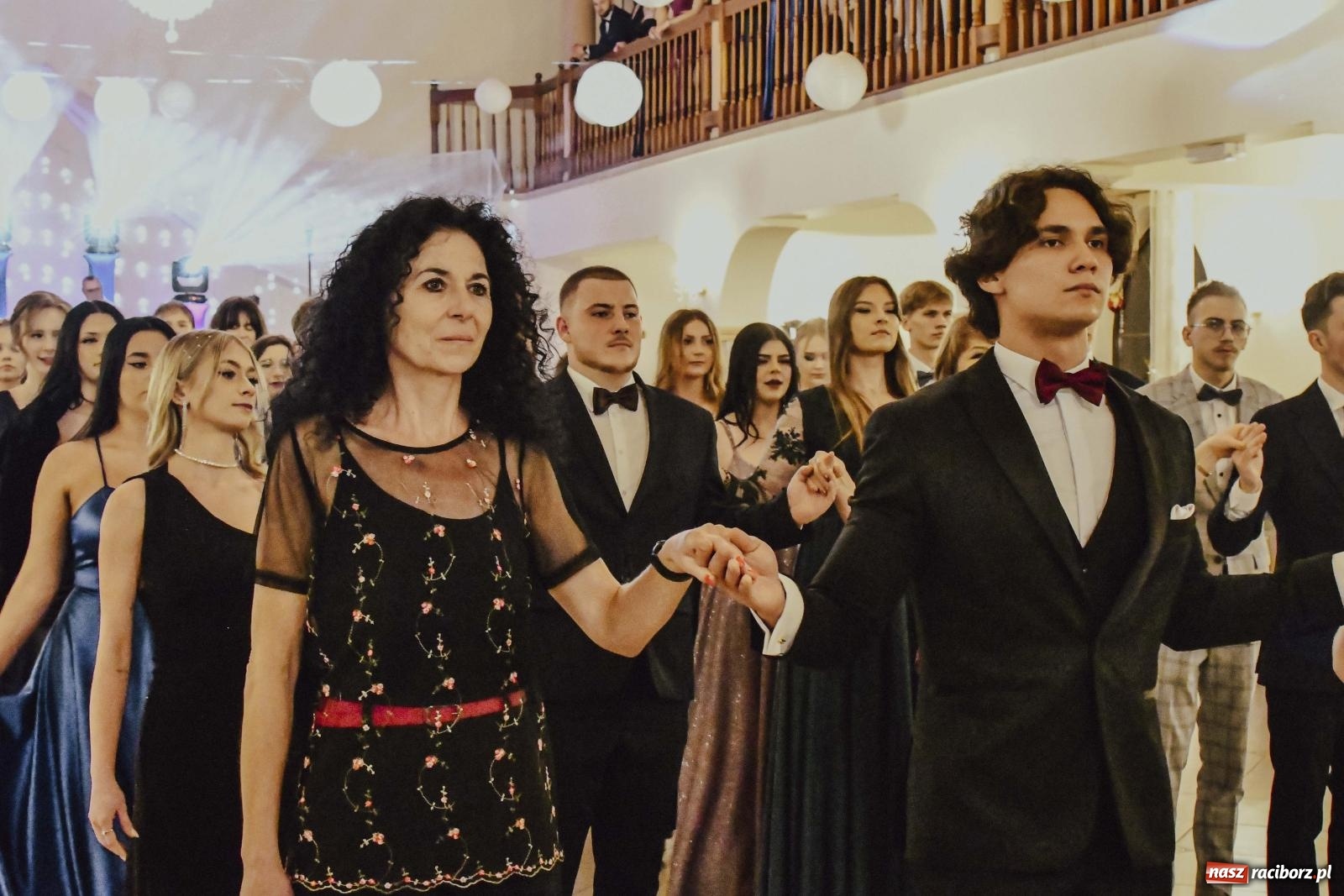 Zdjęcie w galerii na portalu naszraciborz.pl: Maturzyści I LO i Liceum Sztuk Plastycznych zatańczyli poloneza w Rogowie [FOTO i WIDEO] wiadomości z regionu