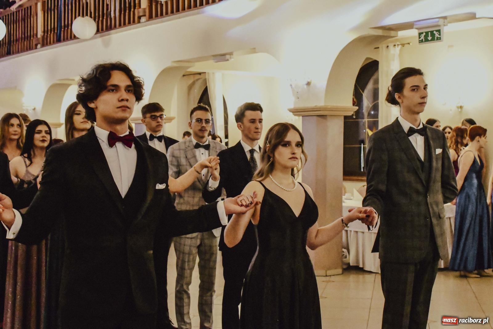 Zdjęcie w galerii na portalu naszraciborz.pl: Maturzyści I LO i Liceum Sztuk Plastycznych zatańczyli poloneza w Rogowie [FOTO i WIDEO] wiadomości z regionu