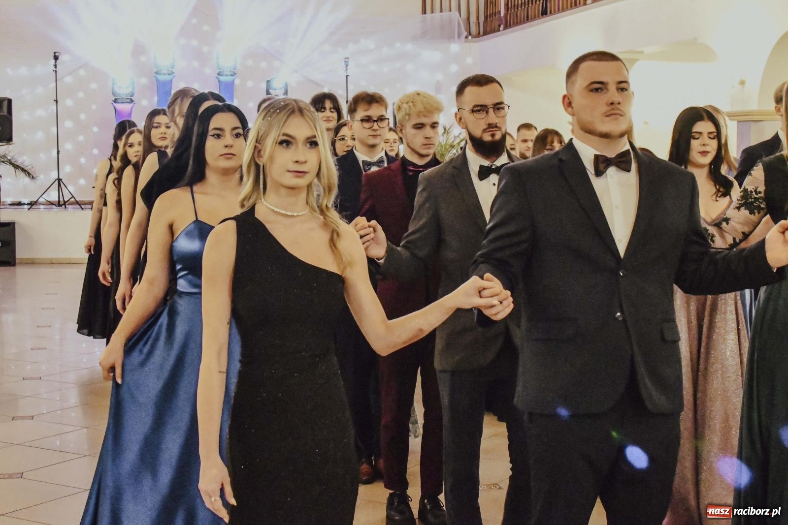 Zdjęcie w galerii na portalu naszraciborz.pl: Maturzyści I LO i Liceum Sztuk Plastycznych zatańczyli poloneza w Rogowie [FOTO i WIDEO] wiadomości z regionu