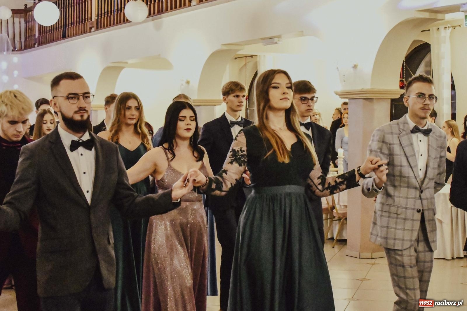Zdjęcie w galerii na portalu naszraciborz.pl: Maturzyści I LO i Liceum Sztuk Plastycznych zatańczyli poloneza w Rogowie [FOTO i WIDEO] wiadomości z regionu