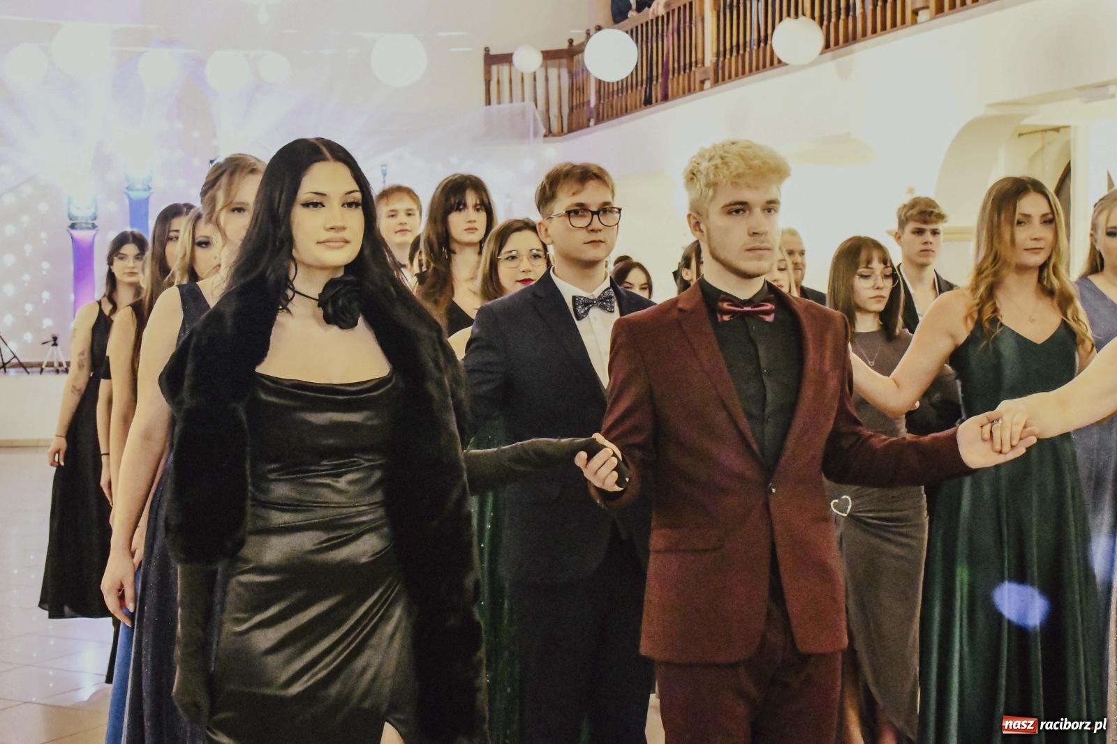 Zdjęcie w galerii na portalu naszraciborz.pl: Maturzyści I LO i Liceum Sztuk Plastycznych zatańczyli poloneza w Rogowie [FOTO i WIDEO] wiadomości z regionu
