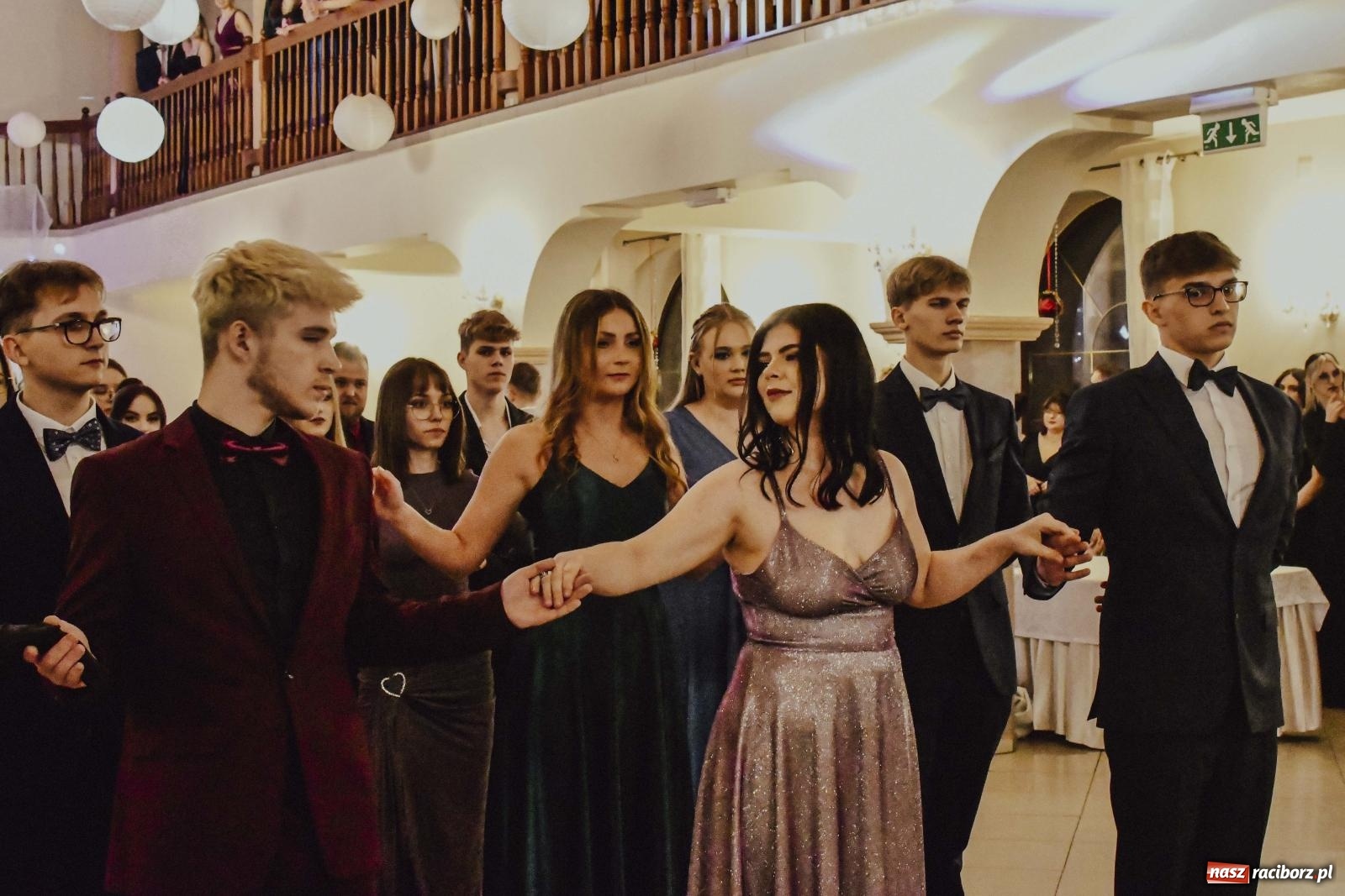 Zdjęcie w galerii na portalu naszraciborz.pl: Maturzyści I LO i Liceum Sztuk Plastycznych zatańczyli poloneza w Rogowie [FOTO i WIDEO] wiadomości z regionu