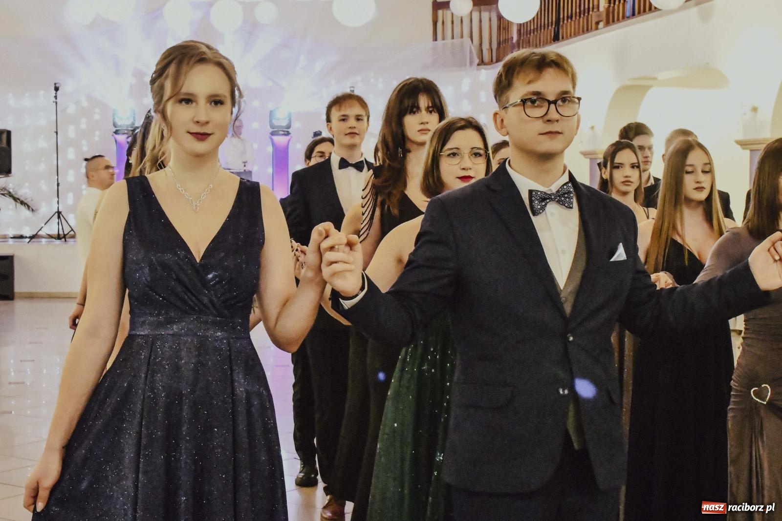 Zdjęcie w galerii na portalu naszraciborz.pl: Maturzyści I LO i Liceum Sztuk Plastycznych zatańczyli poloneza w Rogowie [FOTO i WIDEO] wiadomości z regionu