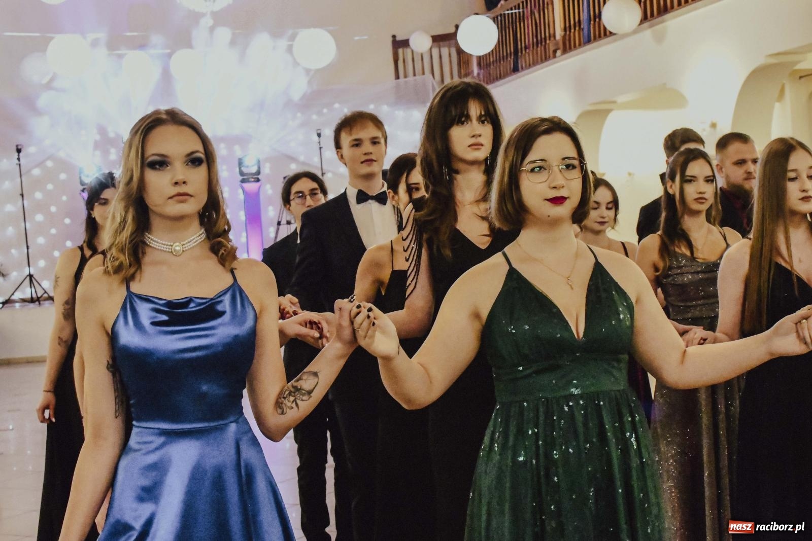 Zdjęcie w galerii na portalu naszraciborz.pl: Maturzyści I LO i Liceum Sztuk Plastycznych zatańczyli poloneza w Rogowie [FOTO i WIDEO] wiadomości z regionu