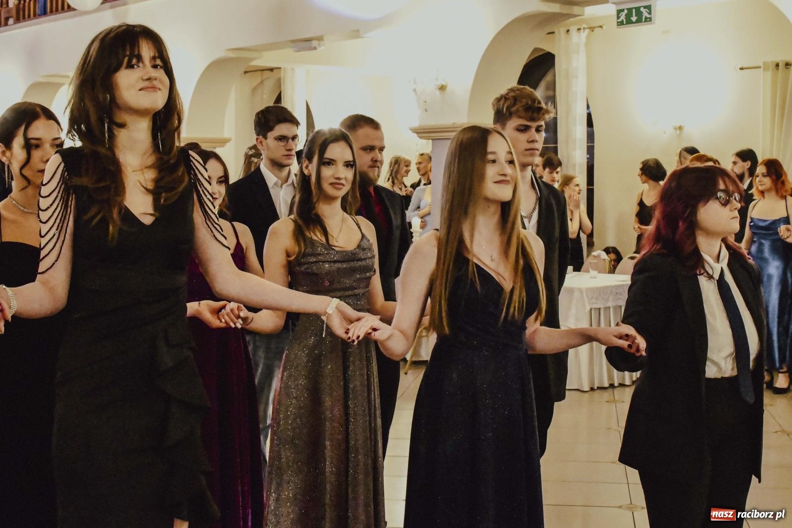 Zdjęcie w galerii na portalu naszraciborz.pl: Maturzyści I LO i Liceum Sztuk Plastycznych zatańczyli poloneza w Rogowie [FOTO i WIDEO] wiadomości z regionu