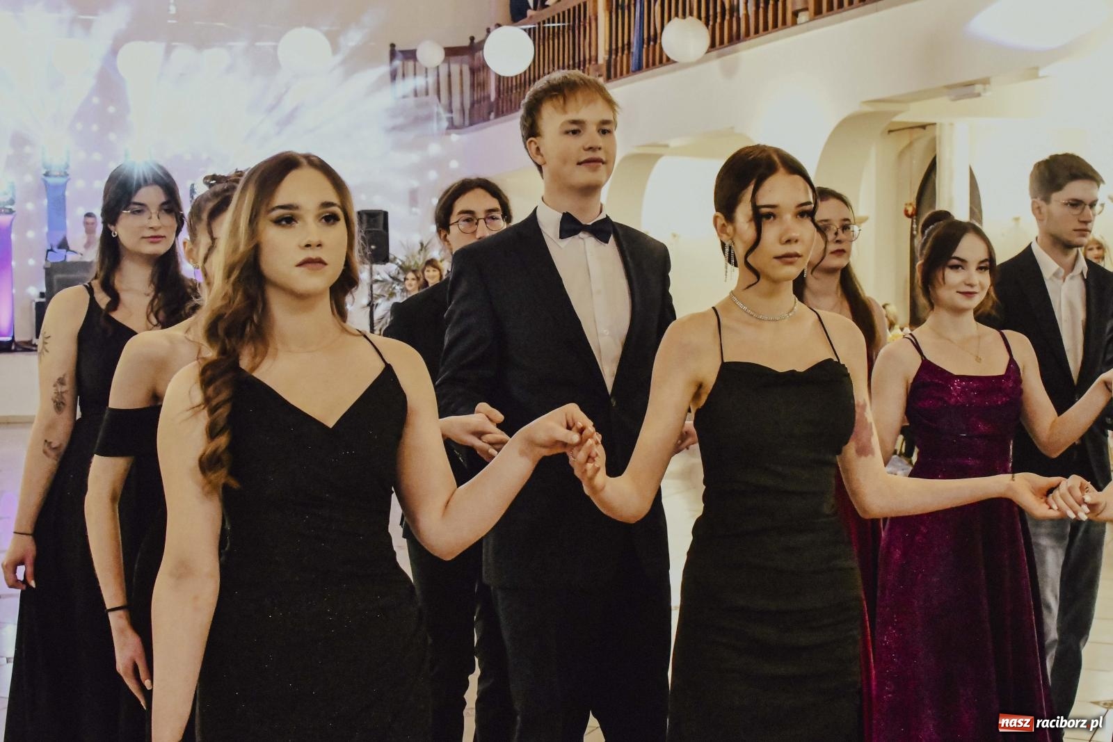 Zdjęcie w galerii na portalu naszraciborz.pl: Maturzyści I LO i Liceum Sztuk Plastycznych zatańczyli poloneza w Rogowie [FOTO i WIDEO] wiadomości z regionu