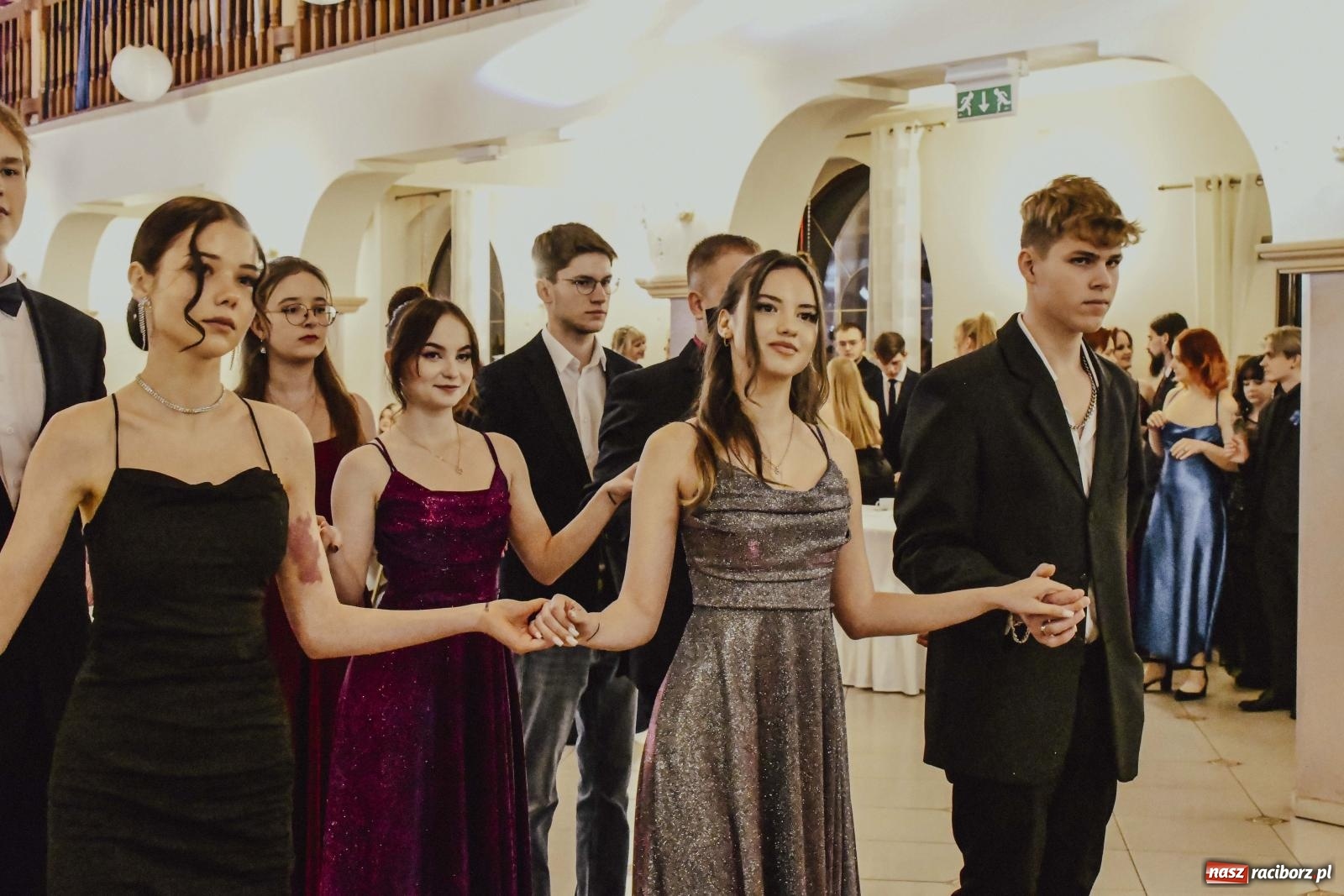 Zdjęcie w galerii na portalu naszraciborz.pl: Maturzyści I LO i Liceum Sztuk Plastycznych zatańczyli poloneza w Rogowie [FOTO i WIDEO] wiadomości z regionu