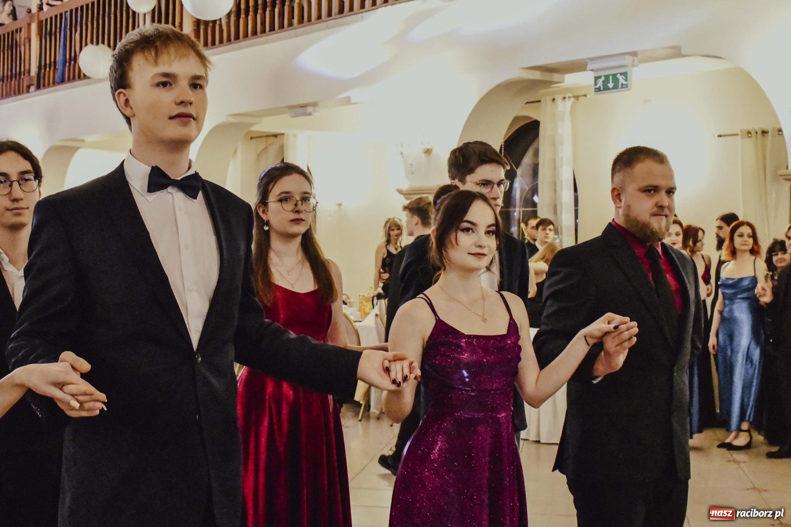 Zdjęcie w galerii na portalu naszraciborz.pl: Maturzyści I LO i Liceum Sztuk Plastycznych zatańczyli poloneza w Rogowie [FOTO i WIDEO] wiadomości z regionu