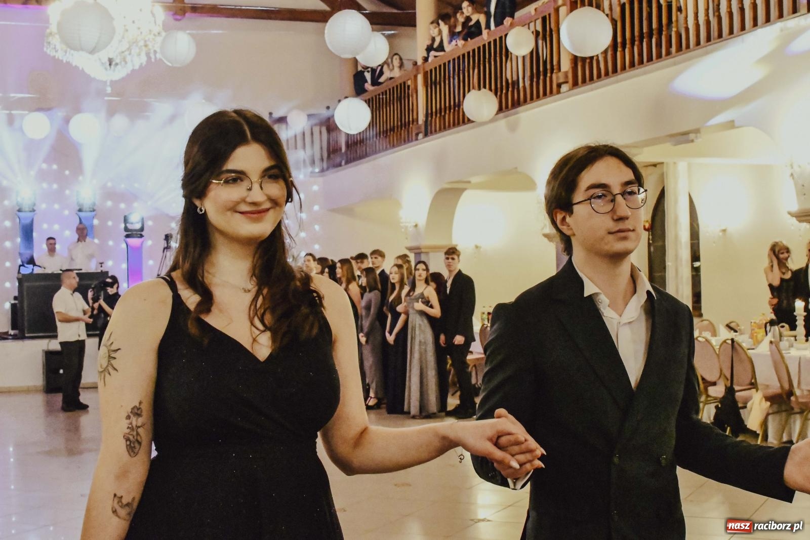 Zdjęcie w galerii na portalu naszraciborz.pl: Maturzyści I LO i Liceum Sztuk Plastycznych zatańczyli poloneza w Rogowie [FOTO i WIDEO] wiadomości z regionu