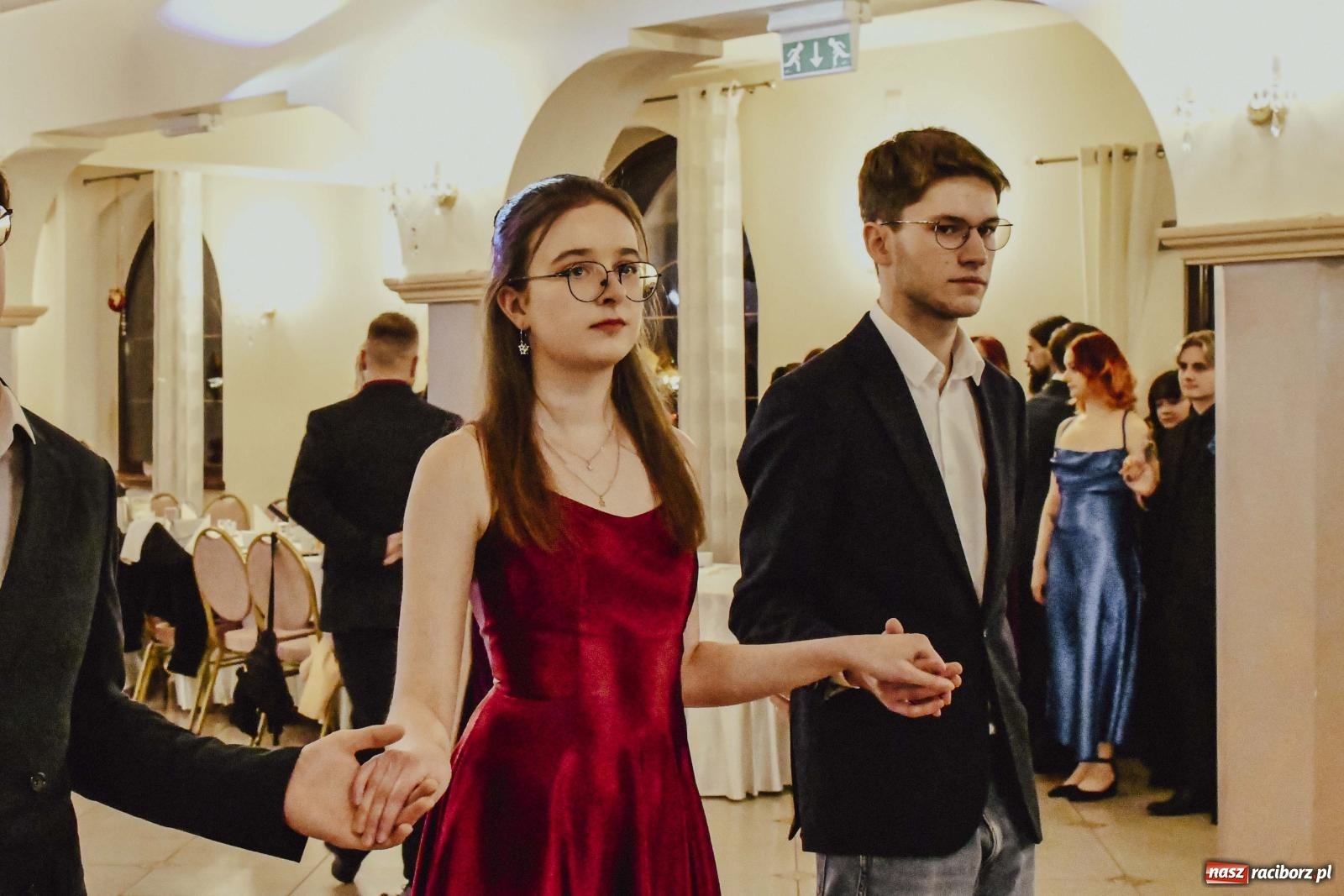 Zdjęcie w galerii na portalu naszraciborz.pl: Maturzyści I LO i Liceum Sztuk Plastycznych zatańczyli poloneza w Rogowie [FOTO i WIDEO] wiadomości z regionu