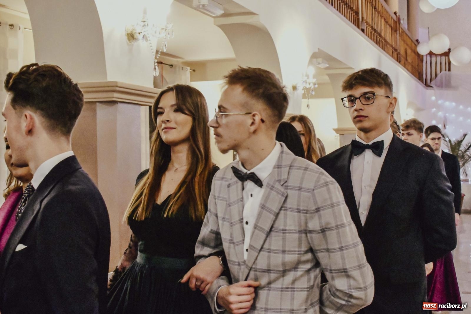 Zdjęcie w galerii na portalu naszraciborz.pl: Maturzyści I LO i Liceum Sztuk Plastycznych zatańczyli poloneza w Rogowie [FOTO i WIDEO] wiadomości z regionu