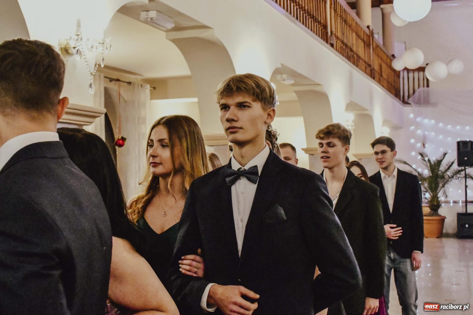 Zdjęcie w galerii na portalu naszraciborz.pl: Maturzyści I LO i Liceum Sztuk Plastycznych zatańczyli poloneza w Rogowie [FOTO i WIDEO] wiadomości z regionu