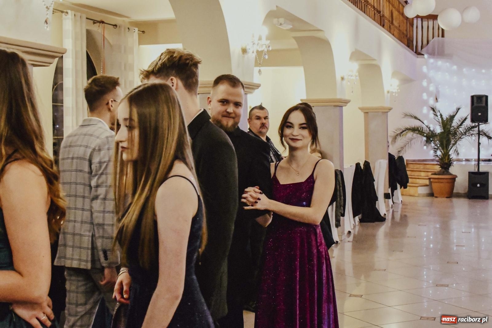 Zdjęcie w galerii na portalu naszraciborz.pl: Maturzyści I LO i Liceum Sztuk Plastycznych zatańczyli poloneza w Rogowie [FOTO i WIDEO] wiadomości z regionu