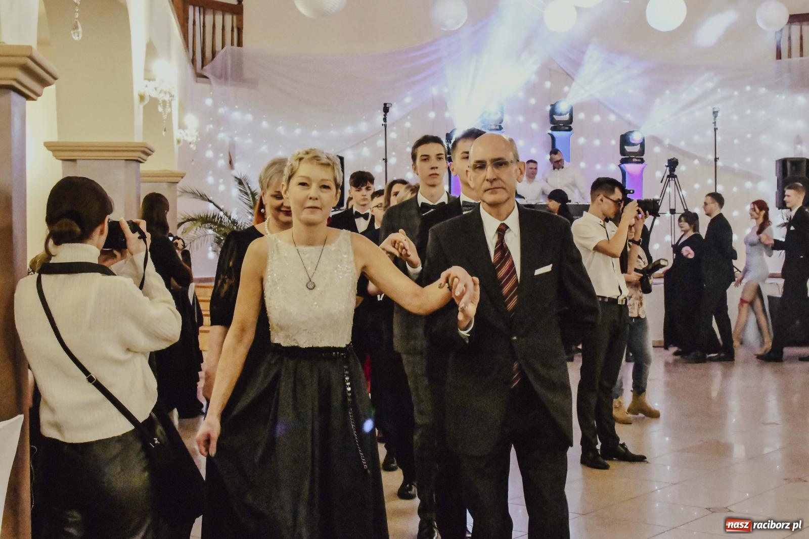 Zdjęcie w galerii na portalu naszraciborz.pl: Maturzyści I LO i Liceum Sztuk Plastycznych zatańczyli poloneza w Rogowie [FOTO i WIDEO] wiadomości z regionu