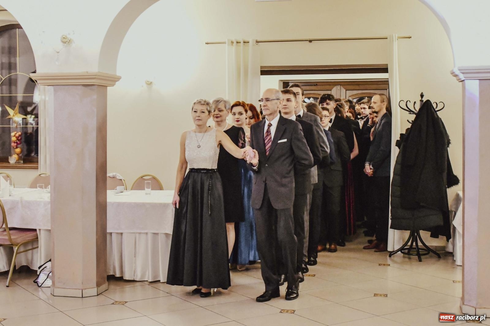 Zdjęcie w galerii na portalu naszraciborz.pl: Maturzyści I LO i Liceum Sztuk Plastycznych zatańczyli poloneza w Rogowie [FOTO i WIDEO] wiadomości z regionu