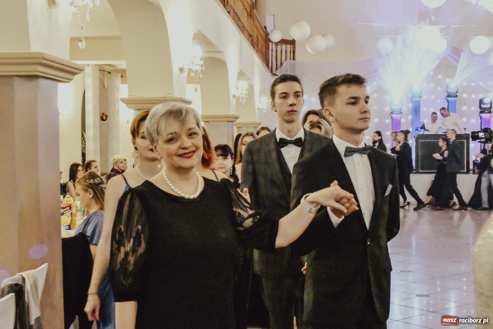 Zdjęcie w galerii na portalu naszraciborz.pl: Maturzyści I LO i Liceum Sztuk Plastycznych zatańczyli poloneza w Rogowie [FOTO i WIDEO] wiadomości z regionu