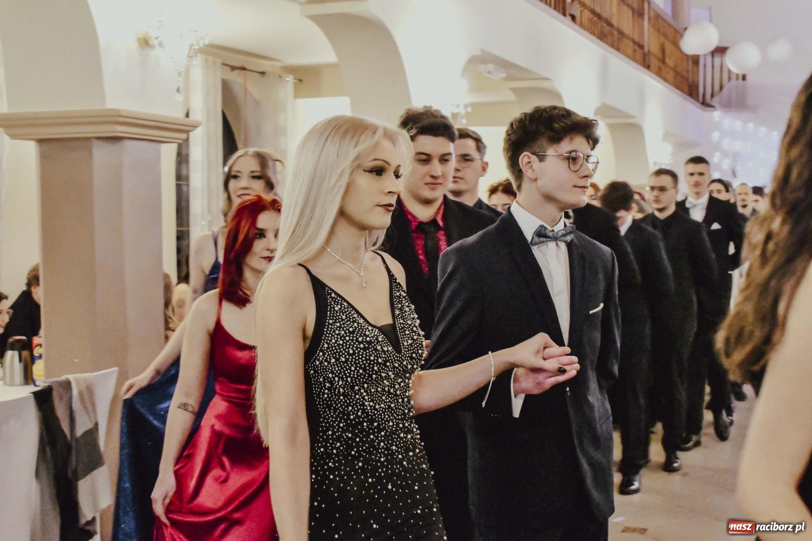 Zdjęcie w galerii na portalu naszraciborz.pl: Maturzyści I LO i Liceum Sztuk Plastycznych zatańczyli poloneza w Rogowie [FOTO i WIDEO] wiadomości z regionu