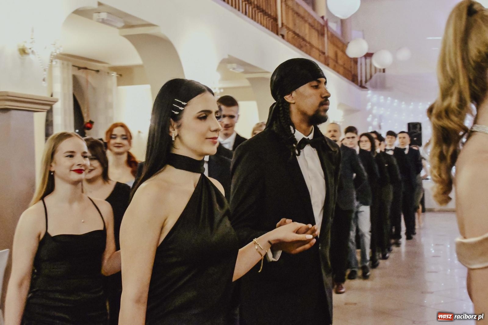 Zdjęcie w galerii na portalu naszraciborz.pl: Maturzyści I LO i Liceum Sztuk Plastycznych zatańczyli poloneza w Rogowie [FOTO i WIDEO] wiadomości z regionu