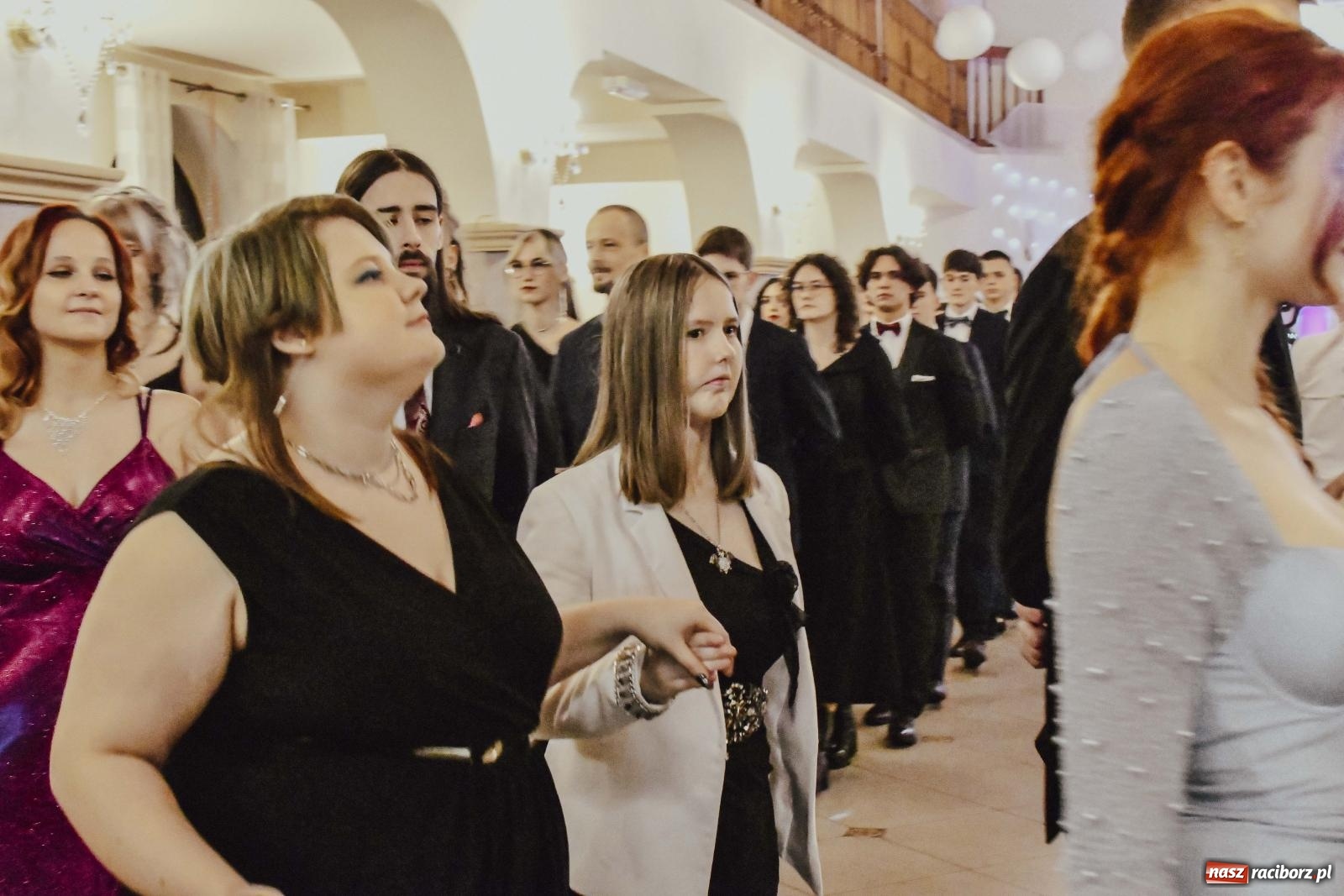 Zdjęcie w galerii na portalu naszraciborz.pl: Maturzyści I LO i Liceum Sztuk Plastycznych zatańczyli poloneza w Rogowie [FOTO i WIDEO] wiadomości z regionu