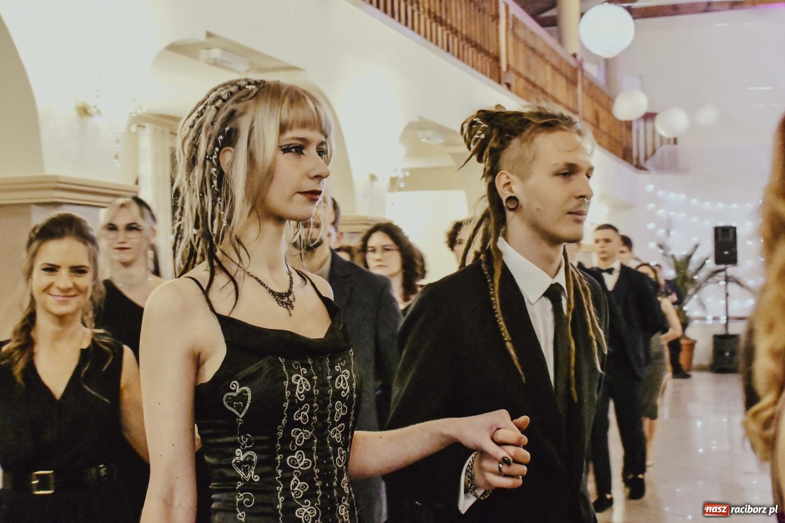 Zdjęcie w galerii na portalu naszraciborz.pl: Maturzyści I LO i Liceum Sztuk Plastycznych zatańczyli poloneza w Rogowie [FOTO i WIDEO] wiadomości z regionu