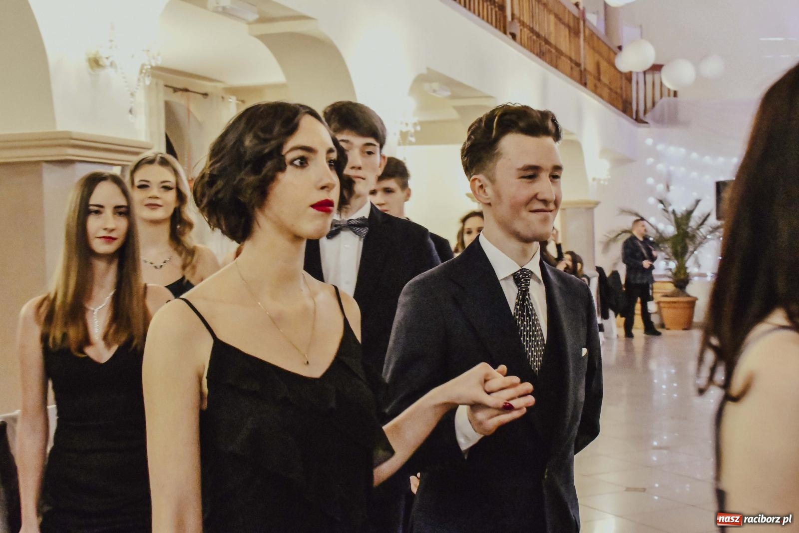 Zdjęcie w galerii na portalu naszraciborz.pl: Maturzyści I LO i Liceum Sztuk Plastycznych zatańczyli poloneza w Rogowie [FOTO i WIDEO] wiadomości z regionu