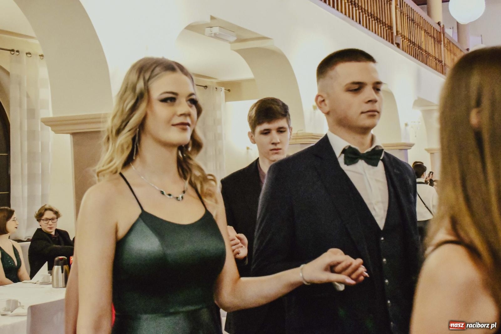 Zdjęcie w galerii na portalu naszraciborz.pl: Maturzyści I LO i Liceum Sztuk Plastycznych zatańczyli poloneza w Rogowie [FOTO i WIDEO] wiadomości z regionu