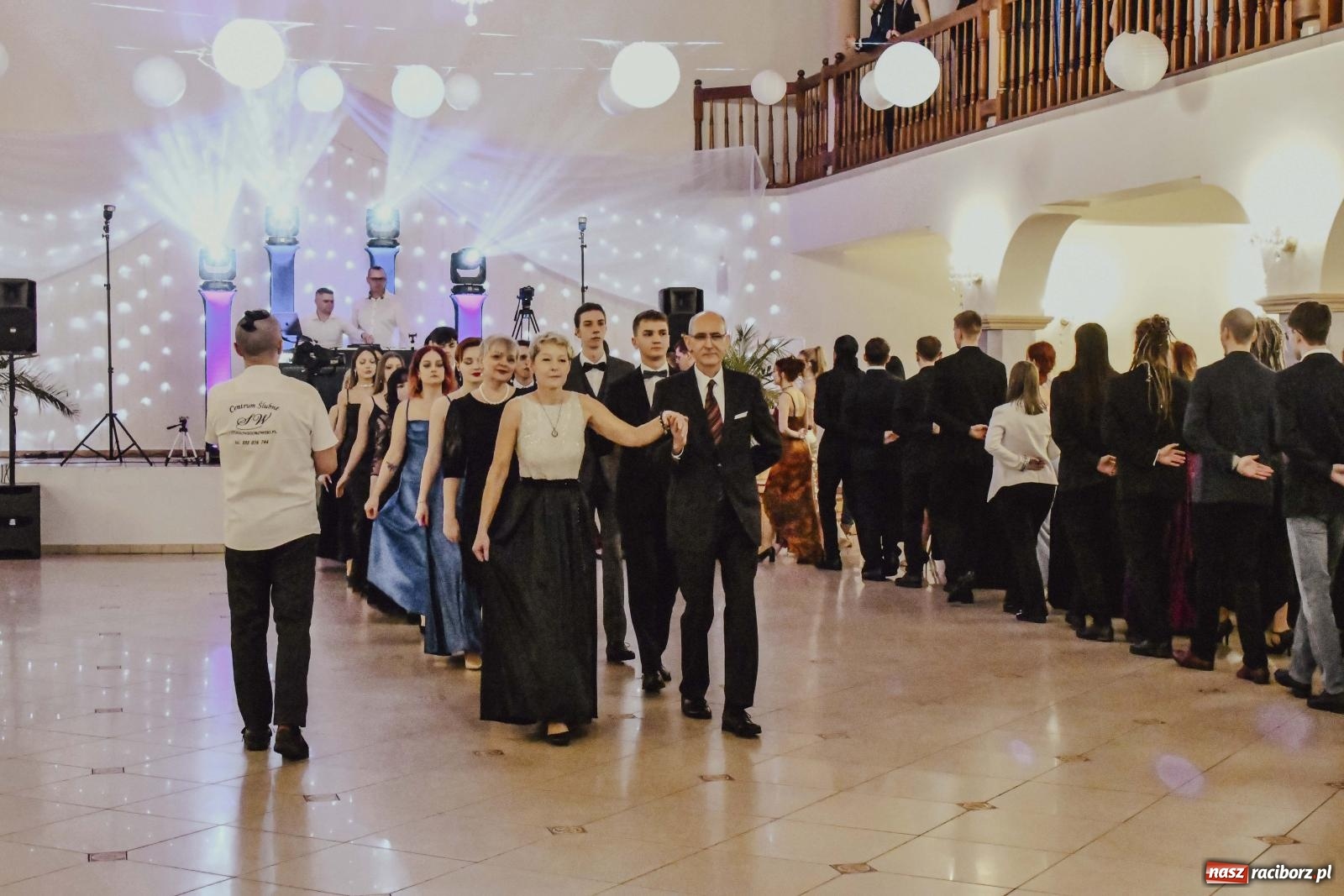 Zdjęcie w galerii na portalu naszraciborz.pl: Maturzyści I LO i Liceum Sztuk Plastycznych zatańczyli poloneza w Rogowie [FOTO i WIDEO] wiadomości z regionu