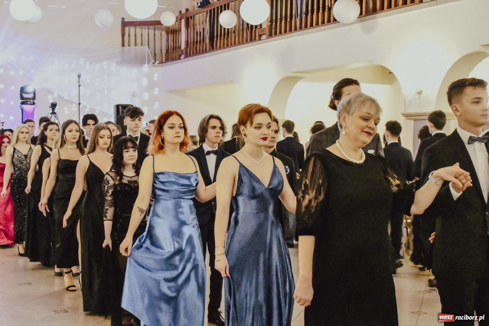 Zdjęcie w galerii na portalu naszraciborz.pl: Maturzyści I LO i Liceum Sztuk Plastycznych zatańczyli poloneza w Rogowie [FOTO i WIDEO] wiadomości z regionu