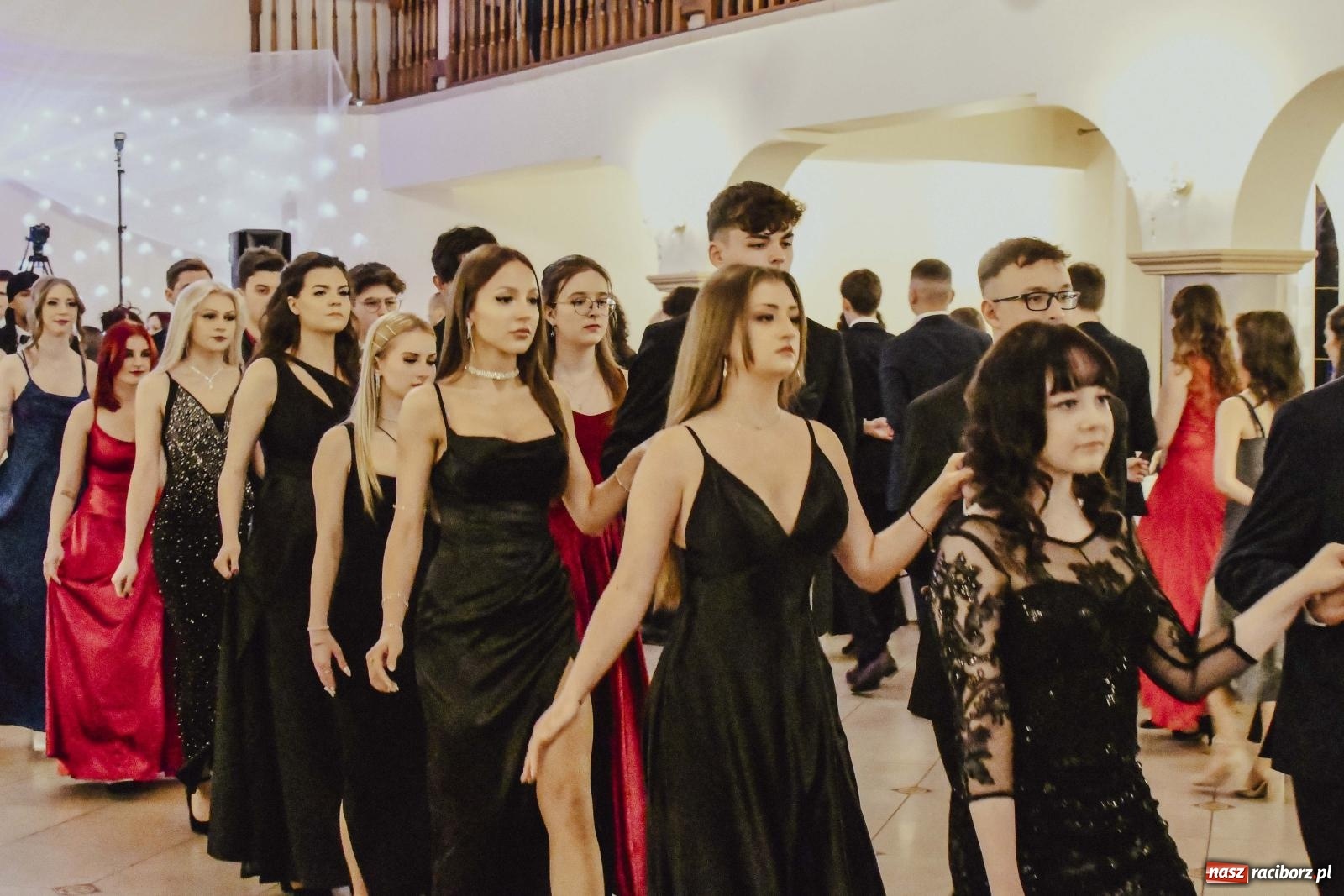 Zdjęcie w galerii na portalu naszraciborz.pl: Maturzyści I LO i Liceum Sztuk Plastycznych zatańczyli poloneza w Rogowie [FOTO i WIDEO] wiadomości z regionu