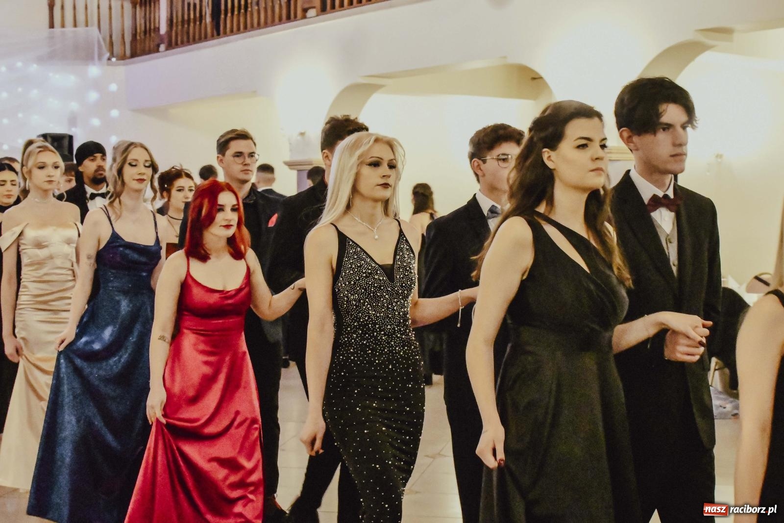 Zdjęcie w galerii na portalu naszraciborz.pl: Maturzyści I LO i Liceum Sztuk Plastycznych zatańczyli poloneza w Rogowie [FOTO i WIDEO] wiadomości z regionu