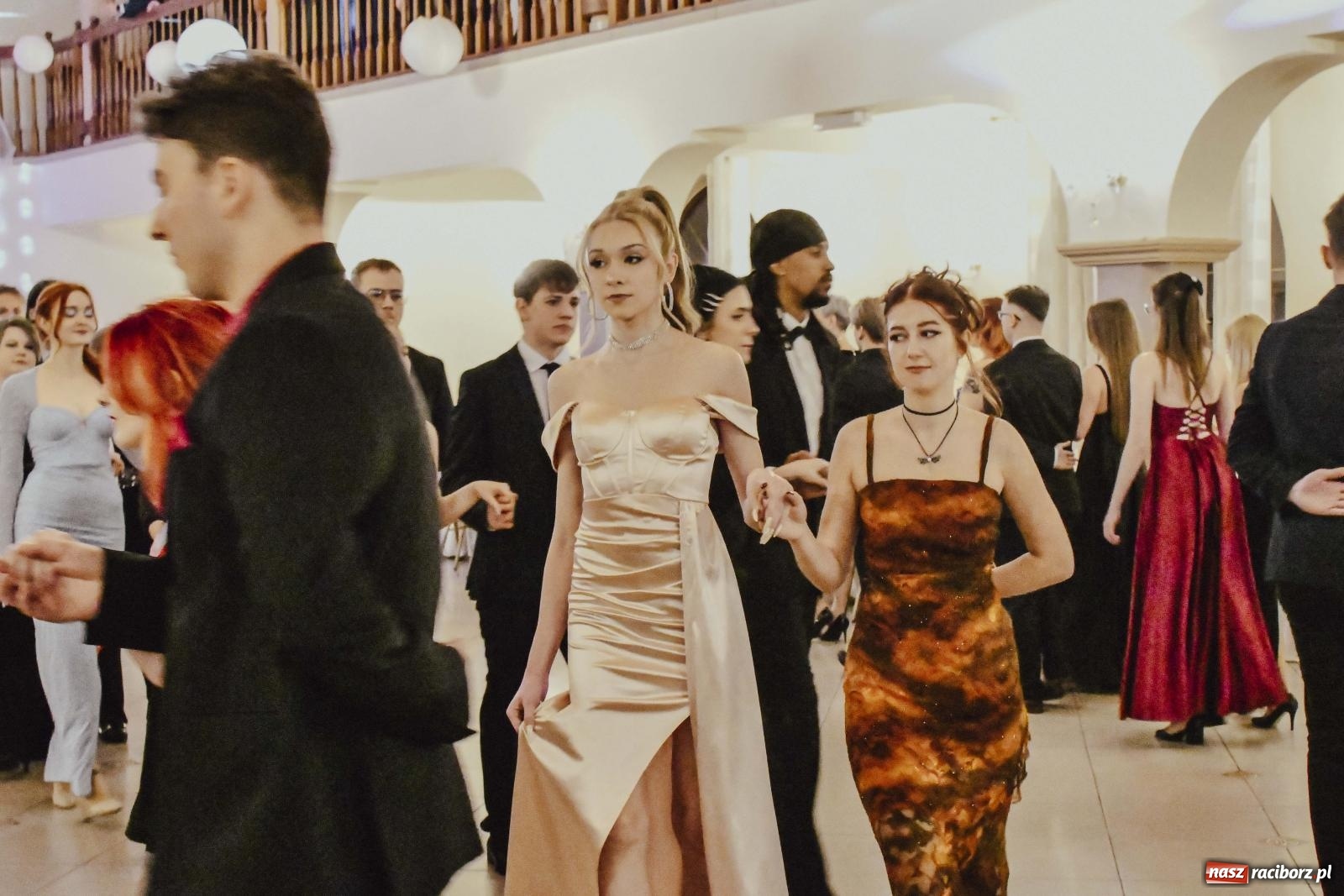 Zdjęcie w galerii na portalu naszraciborz.pl: Maturzyści I LO i Liceum Sztuk Plastycznych zatańczyli poloneza w Rogowie [FOTO i WIDEO] wiadomości z regionu